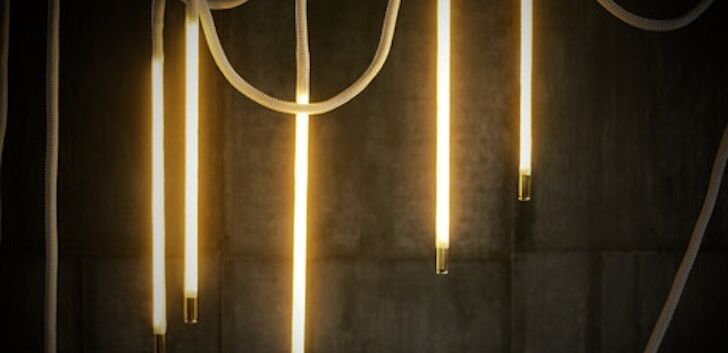 Интересный предмет интерьера - светодиодные палки висящие с потолка